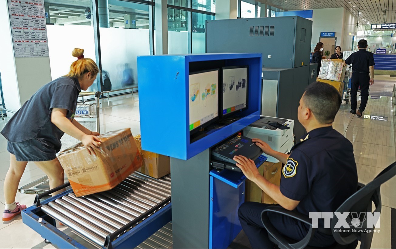 Kiểm tra hành lý khách nhập cảnh bằng hệ thống máy soi chuyên dụng tại Cảng hàng không sân bay Cát Bi, thành phố Hải Phòng. (Ảnh: Vũ Sinh/TTXVN)